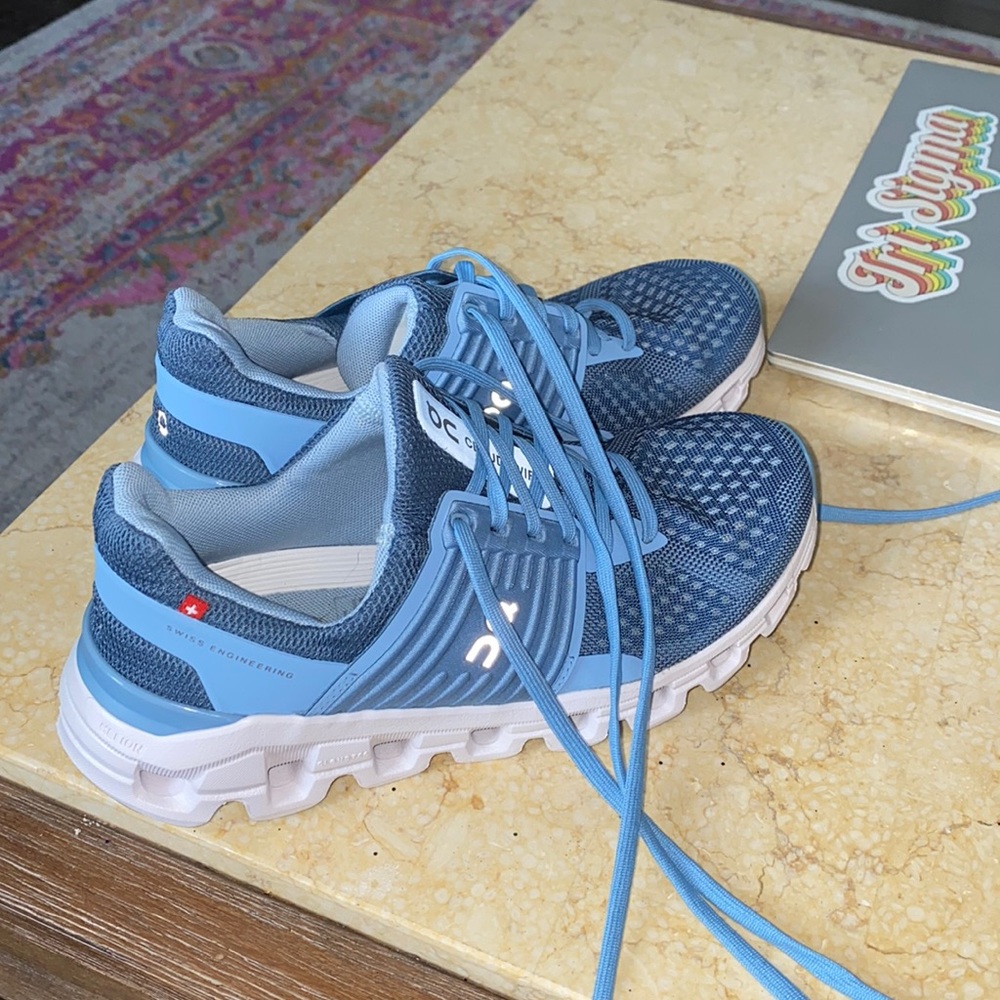 Womens blue Oncloud Running shoes. CloudSwift. Womens Size 5